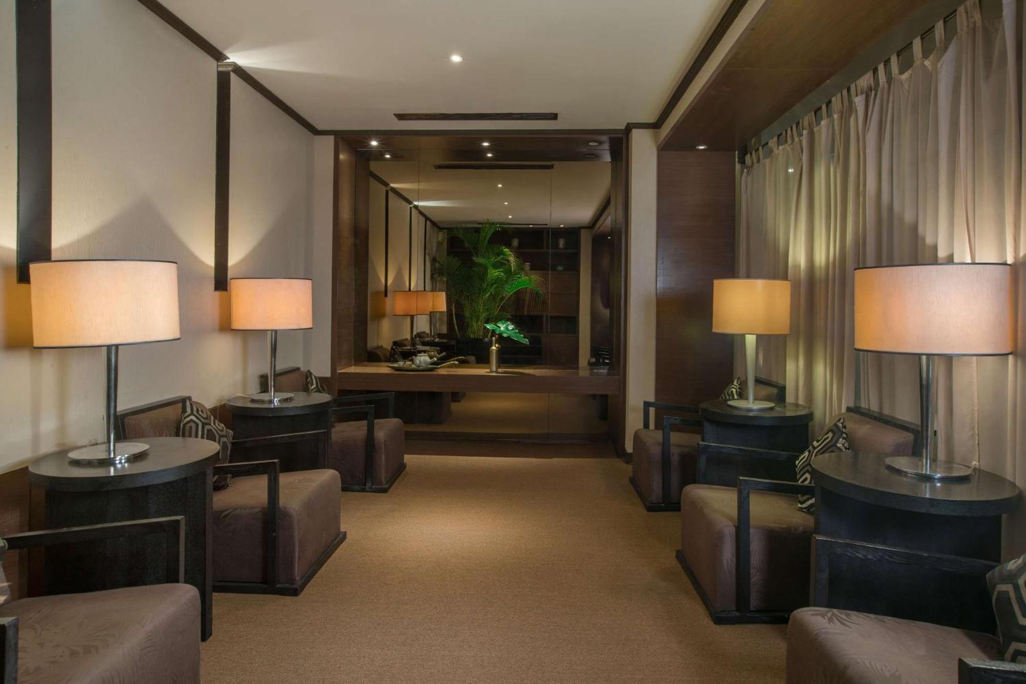 Radisson Blu Cebu Hotel Exterior photo The lounge at the airport