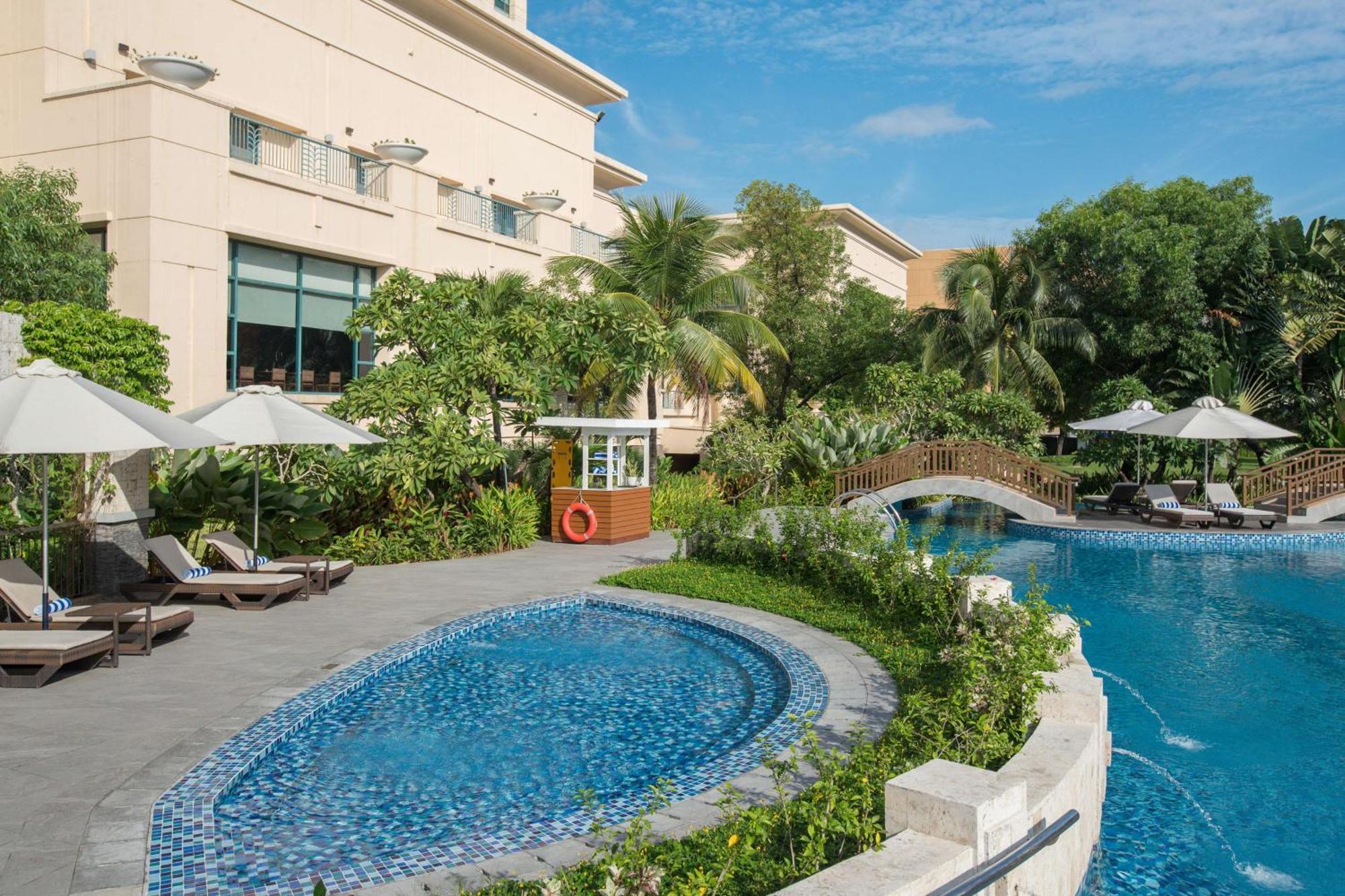 Radisson Blu Cebu Hotel Exterior photo The swimming pool at the hotel