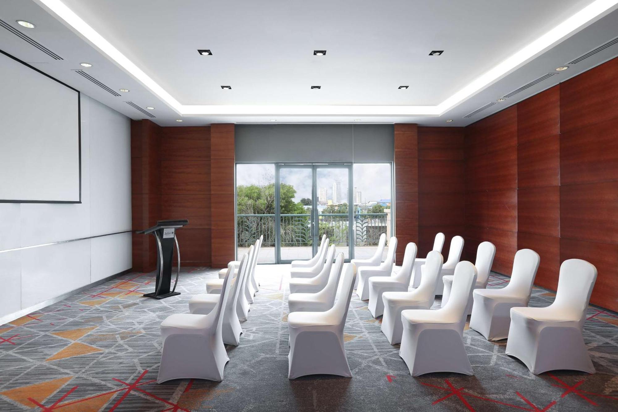 Radisson Blu Cebu Hotel Exterior photo Meeting room