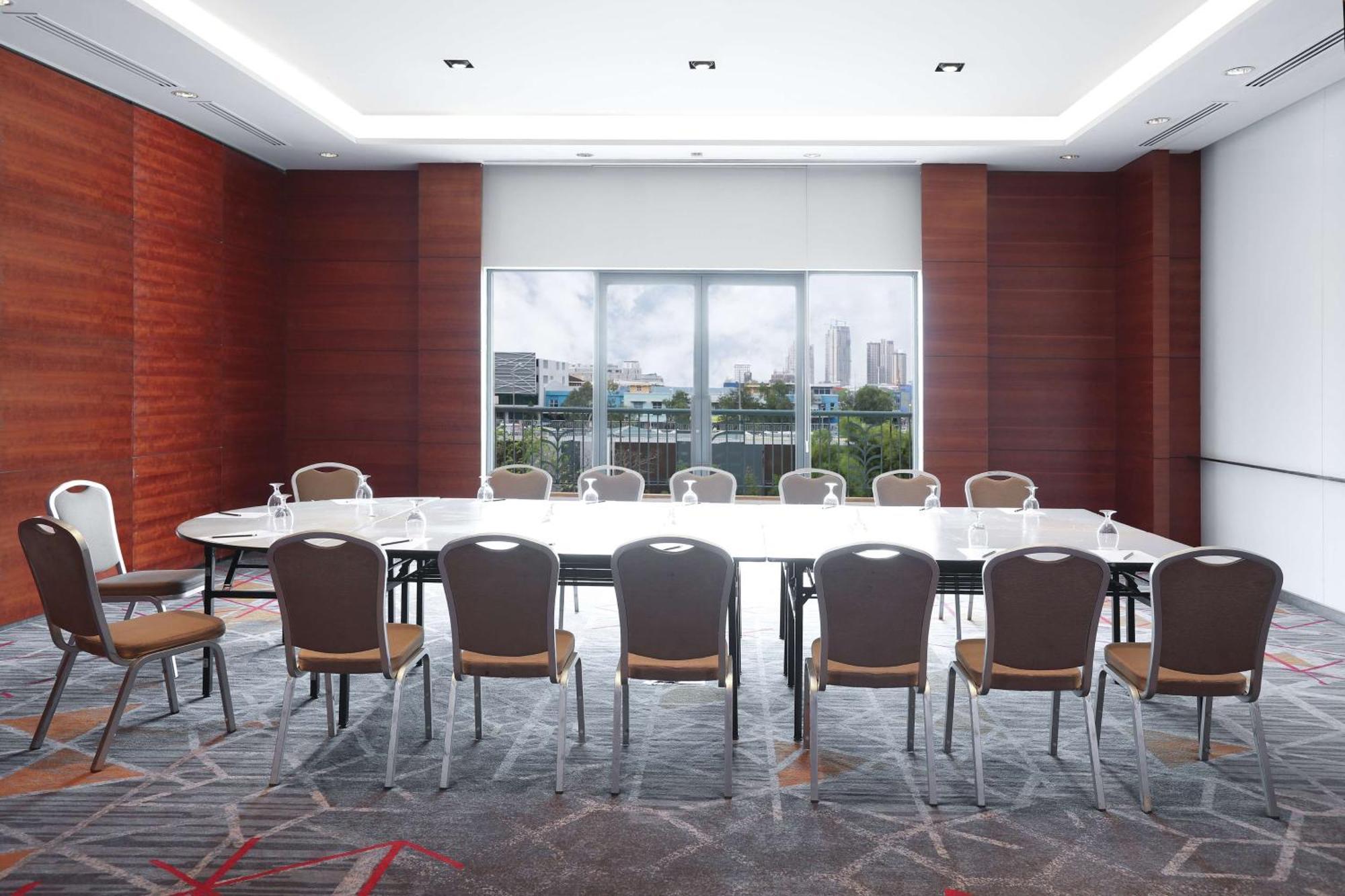 Radisson Blu Cebu Hotel Exterior photo Meeting room