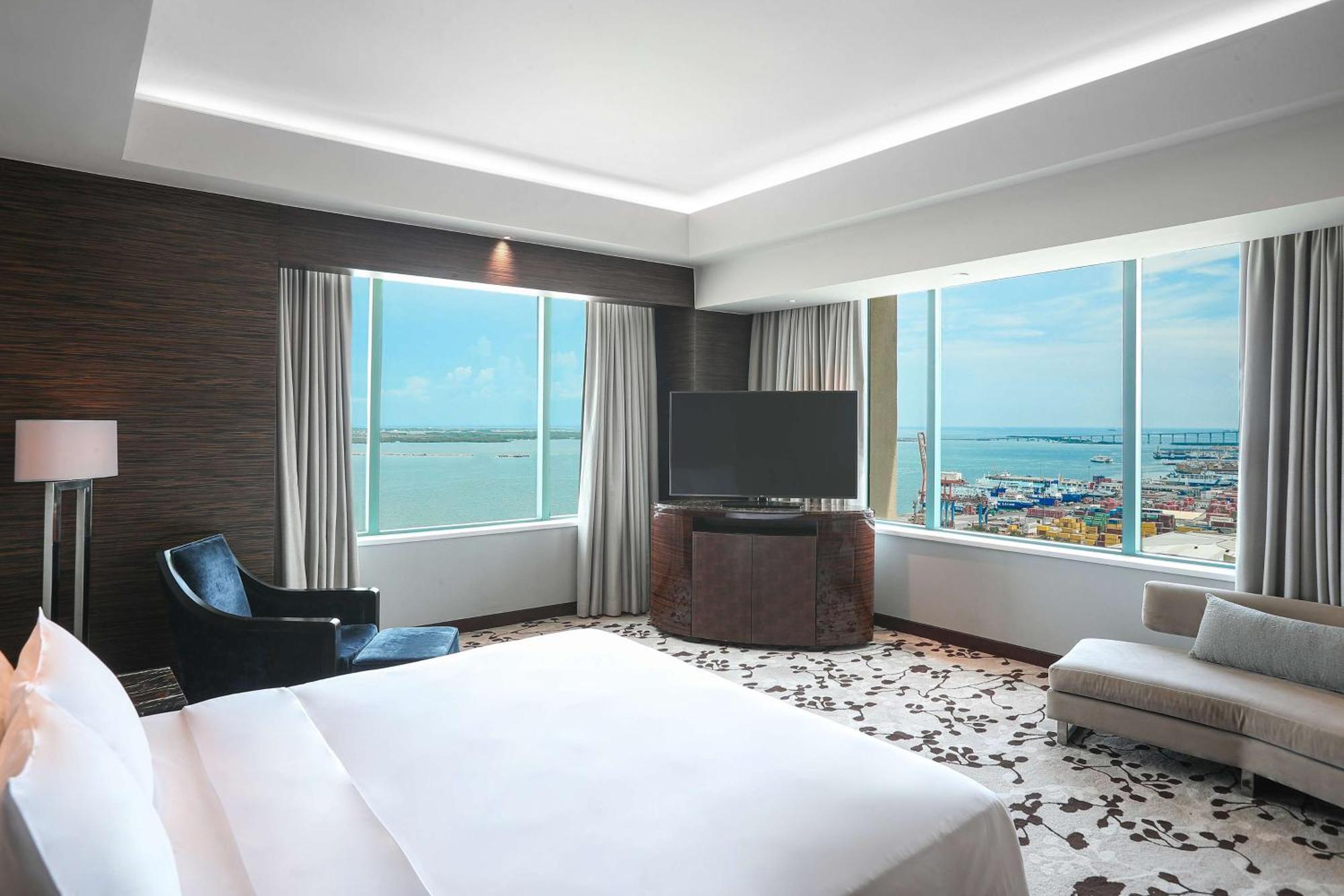 Radisson Blu Cebu Hotel Exterior photo A bedroom at the hotel